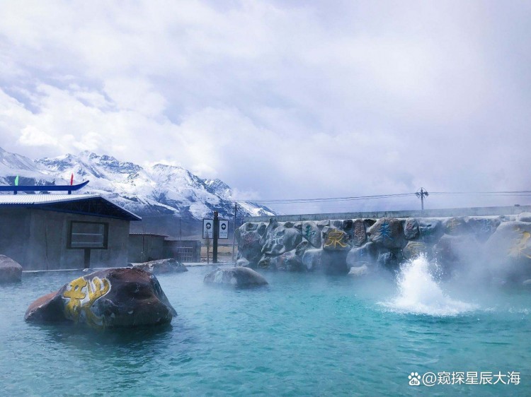 有些西藏温泉是男女混浴，甚至还有裸泡混浴哦，最值得一游